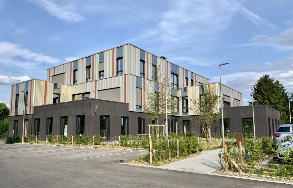 CARRÉ EMMÉNAGE DANS SON NOUVEAU SIÈGE, VITRINE DE SON SAVOIR-FAIRE